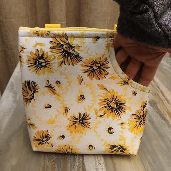 New Travel Sling Crossbody Yellow White Pebbled faux leather & Daisy fabric Gold - Picture 8 of 15